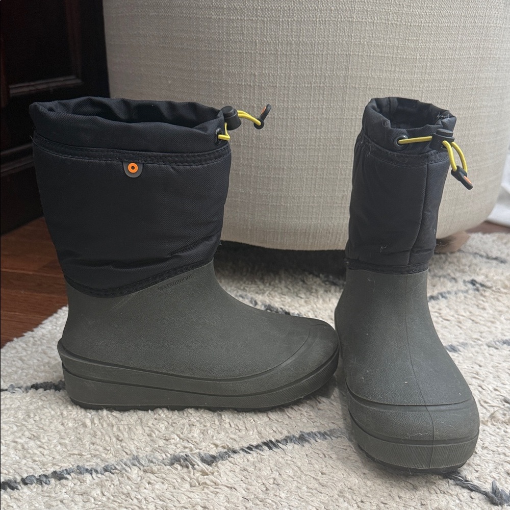 Bogs size 2 youth Kids Black Snow Winter Boots
